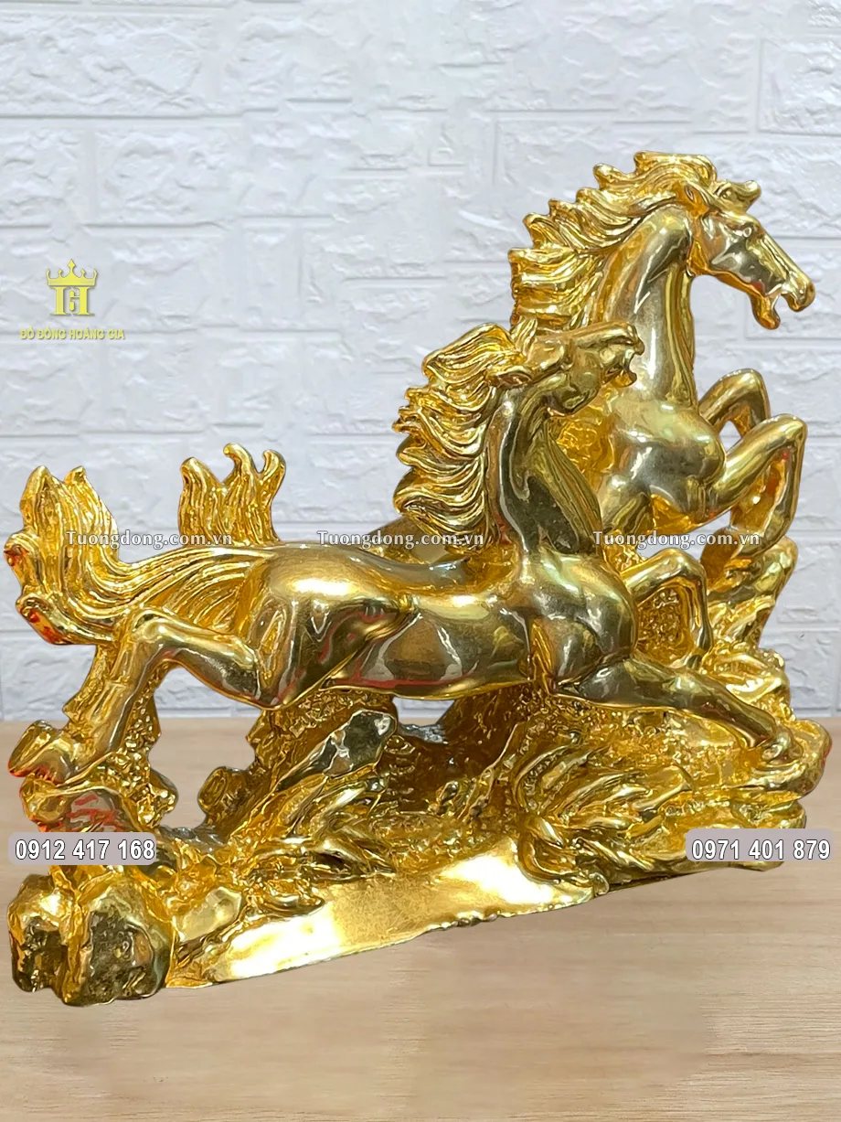 Toàn bộ bề mặt bức tượng được dát vàng 24K sang trọng